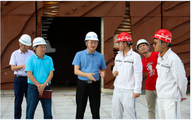 歡迎三沙市市委常委，市長鄧忠蒞臨我司承接的三沙廣場項目，三沙文體館項目現(xiàn)場調(diào)研并指導(dǎo)